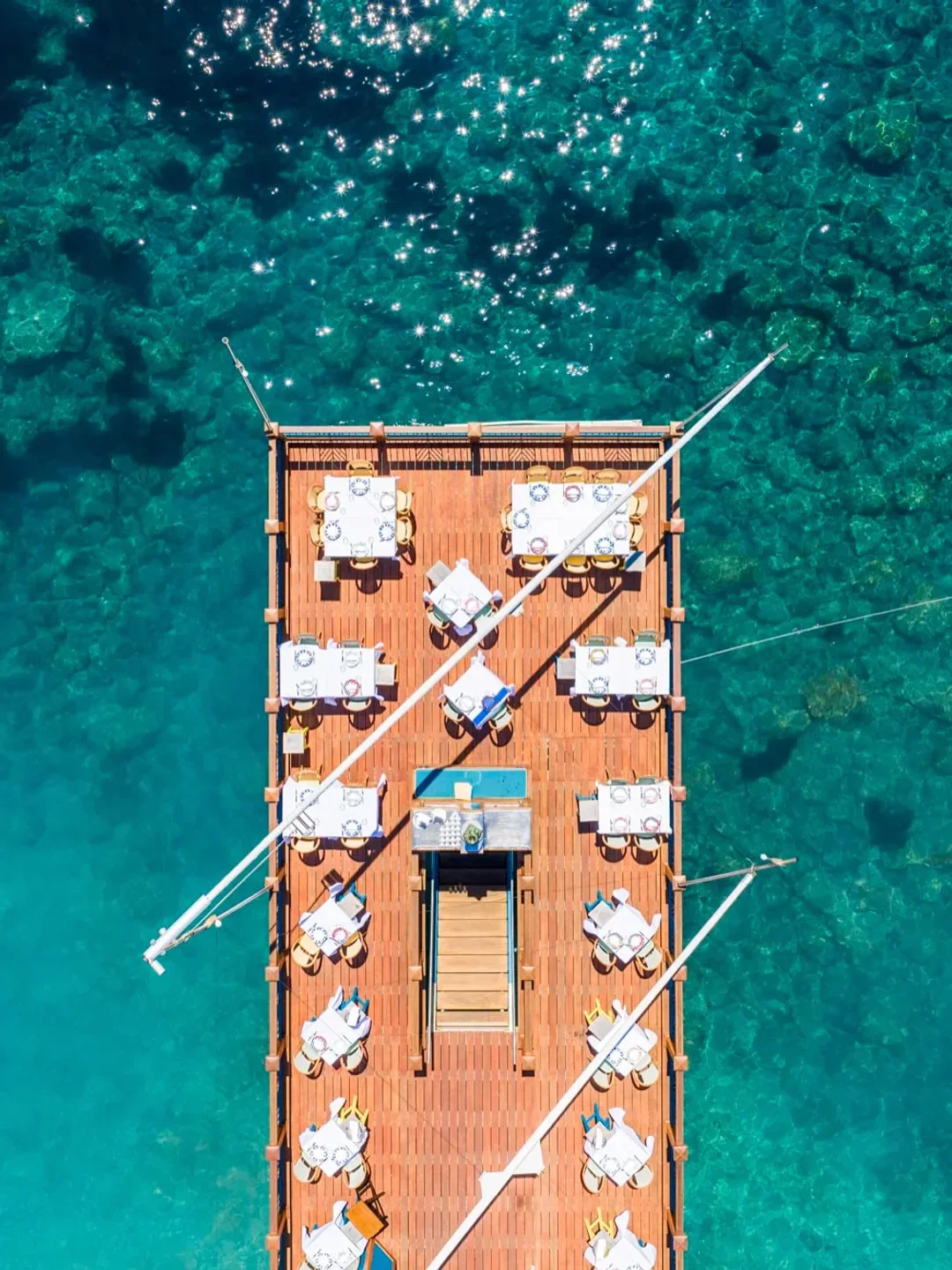 Aerial view of tables set for dining at Lo Scoglio da Tommaso restaurant on the Amalfi Coast.