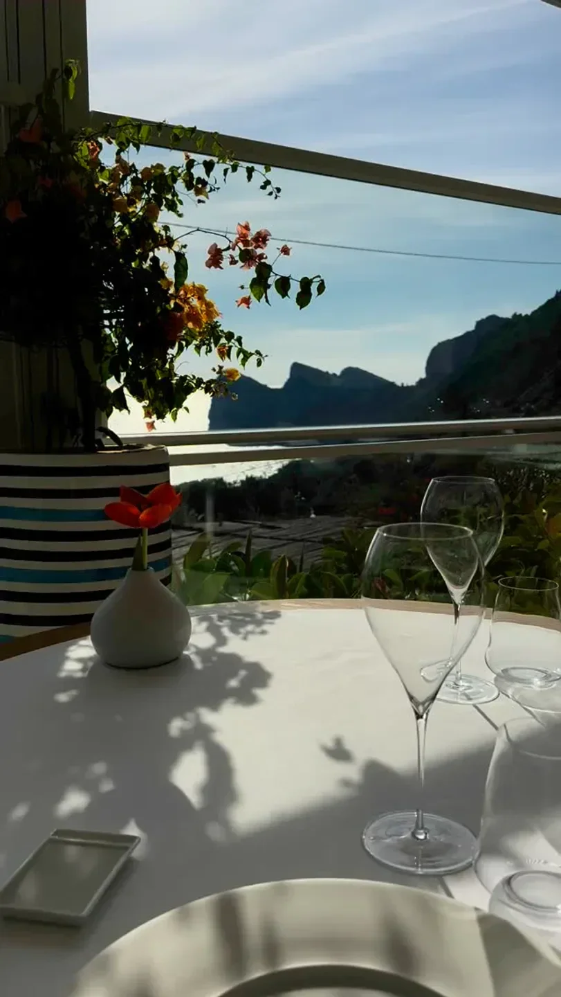 Dining table at Quattro Passi restaurant on the Amalfi Coast with a stunning view.